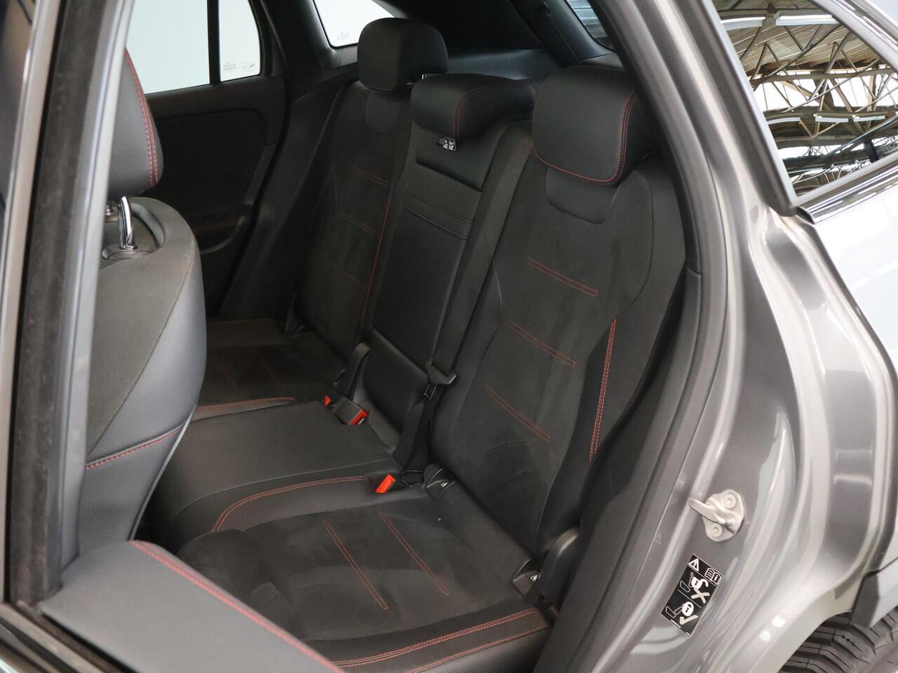 Mercedes-Benz GLA-KLASSE 200 AMG Line | Night | Panorama-schuifdak | Widescreen | Achteruitrijcamera | EASY PACK