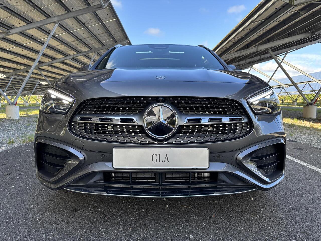Mercedes-Benz GLA-KLASSE 180 Business Solution AMG | Panoramadak | Memory stoelen | Head-up display | Trekhaak | 360 camera | Sfeerverlichting |