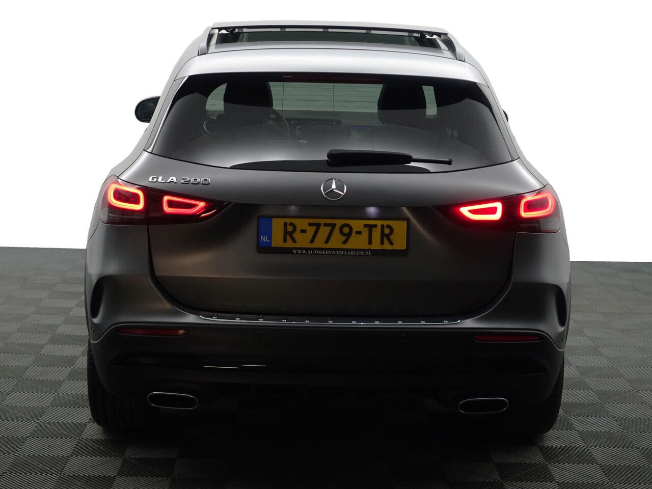 Mercedes-Benz GLA-KLASSE 200 AMG Night Edition Aut- Panodak I Leer I Widescreen I Sfeerverlichting I Matt grey