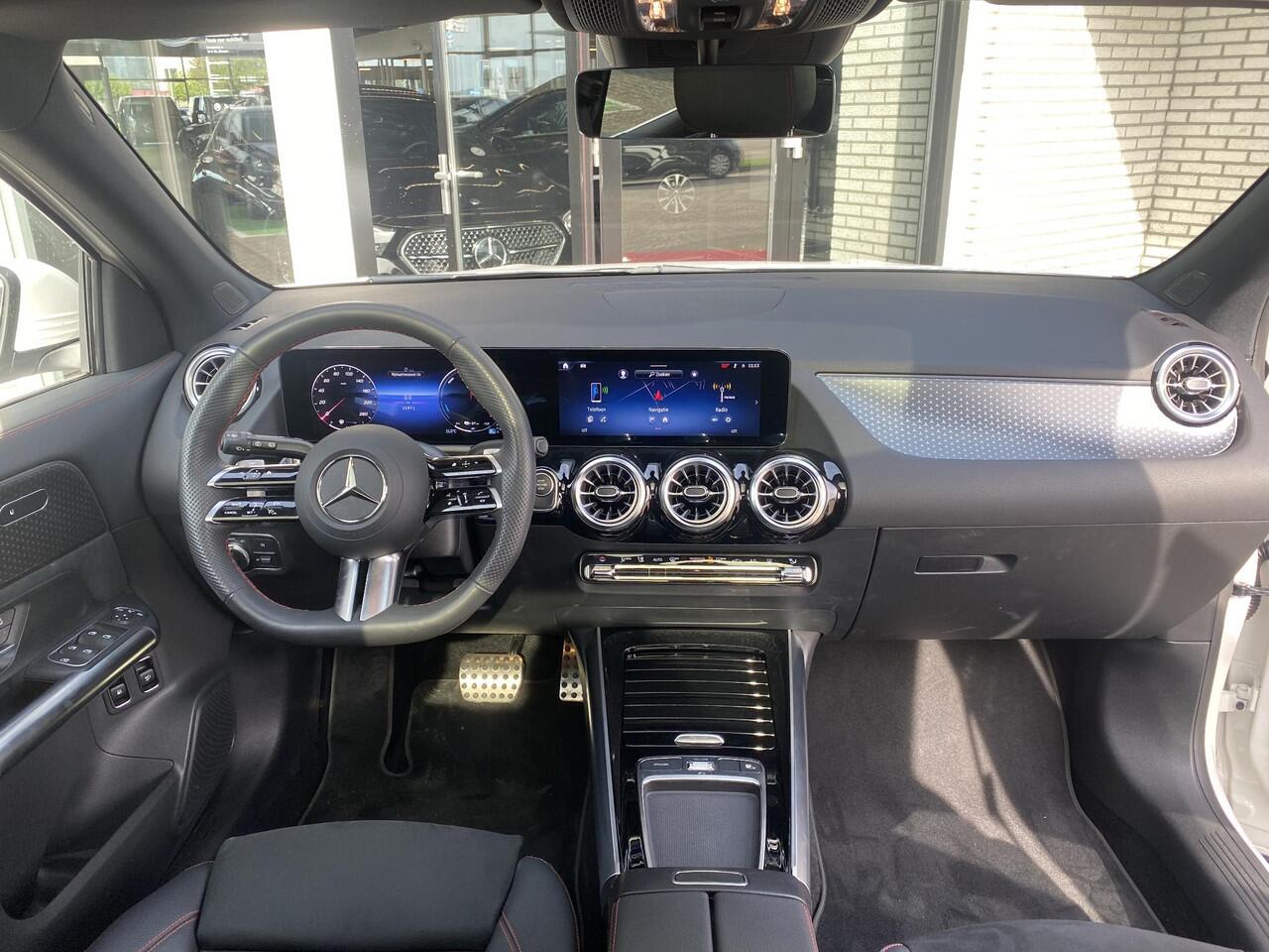 Mercedes-Benz GLA-KLASSE GLA 250 e AMG | Panoramadak Keyless Entry| Stoelverwarming| Sfeerverlichting