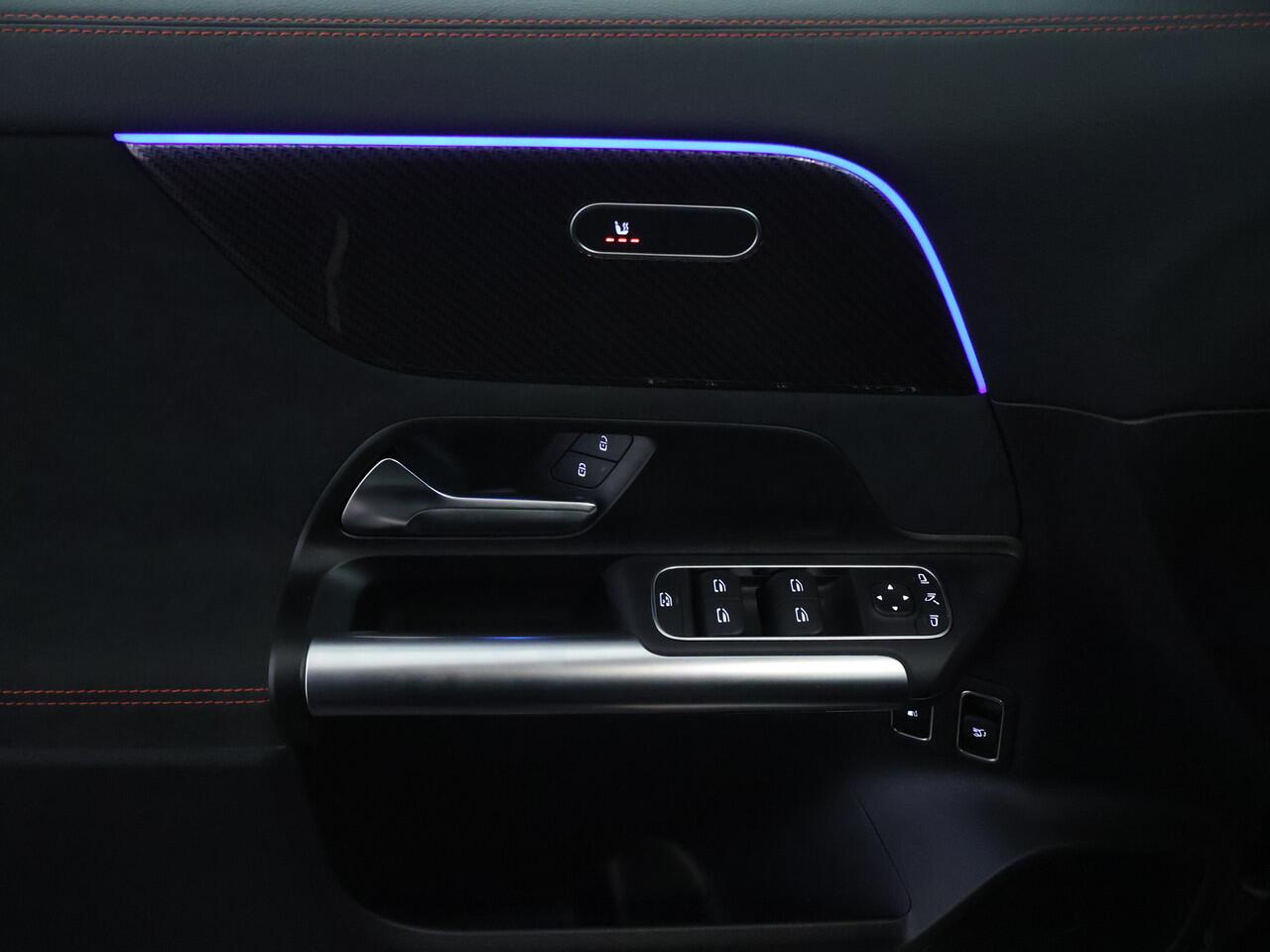 Mercedes-Benz GLA-KLASSE 250 e AMG Plug-In Hybride AMG Line | Night Pakket | Panorama Schuif-Kanteldak | 11kW Laden | Stuur en Stoelverwarming. Inclusief 24 maanden Mercedes-Benz Certified garantie voor Europa.