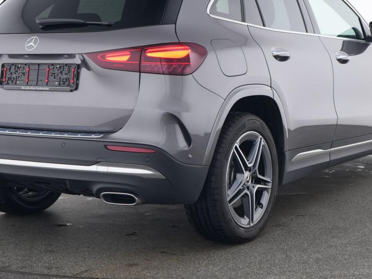 Mercedes-Benz GLA-KLASSE 250 e AMG Plug-In Hybride Trekhaak | AMG Line Premium | Sfeerverlichting | Distronic | MultiBeam Ledkoplampen | Stuur en Stoelverwarming. Inclusief 24 maanden Mercedes-Benz Certified garantie voor Europa.