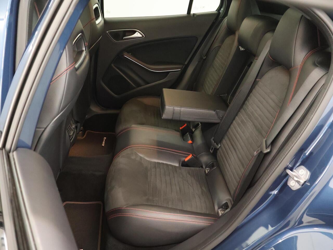 Mercedes-Benz GLA-KLASSE 180 Business Solution AMG | Night | Panoramadak | Stoelverwarming | Navigatie |