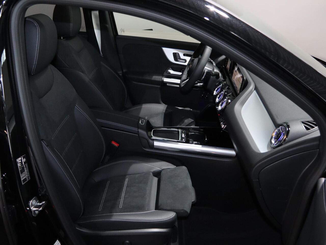 Mercedes-Benz GLA-KLASSE 250e Business Solution AMG | AMG Line plus | Panoramaschuifdak | 20" AMG-velgen | Head-Up | Parkeerpakket | Nightpakket |