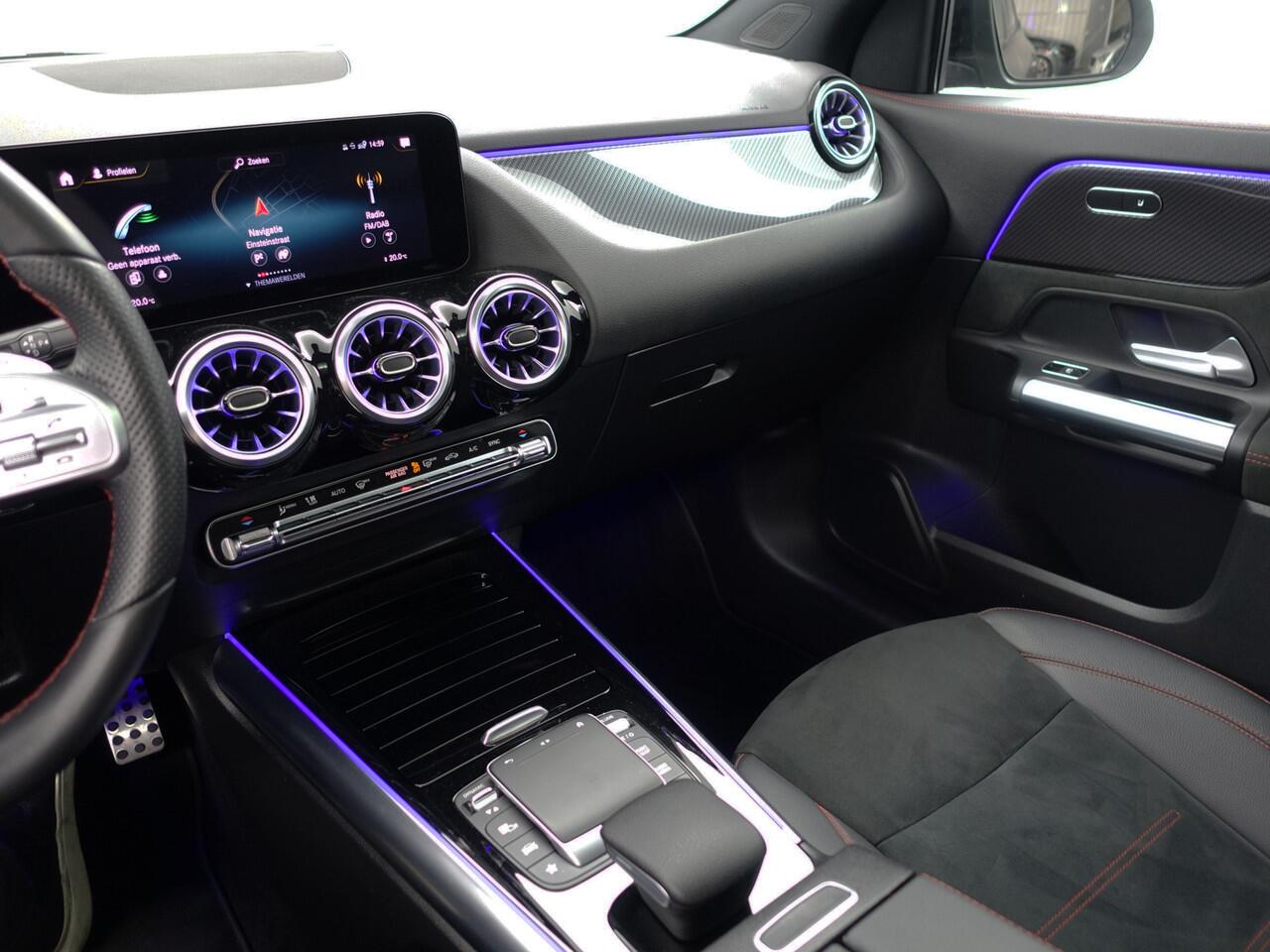 Mercedes-Benz GLA-KLASSE 200 AMG Night Edition Aut- Designo Mountaingrijs Magno, Panoramadak, Carbon Treeplanken, Sfeerverlichting