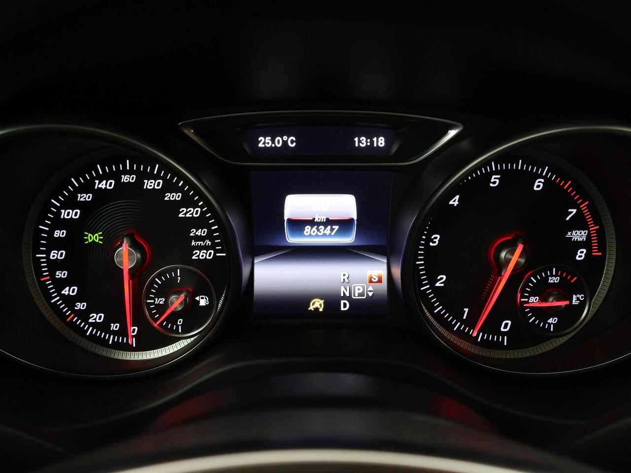 Mercedes-Benz GLA-KLASSE 180 Business Solution AMG | Night | Panoramadak | Stoelverwarming | Navigatie |