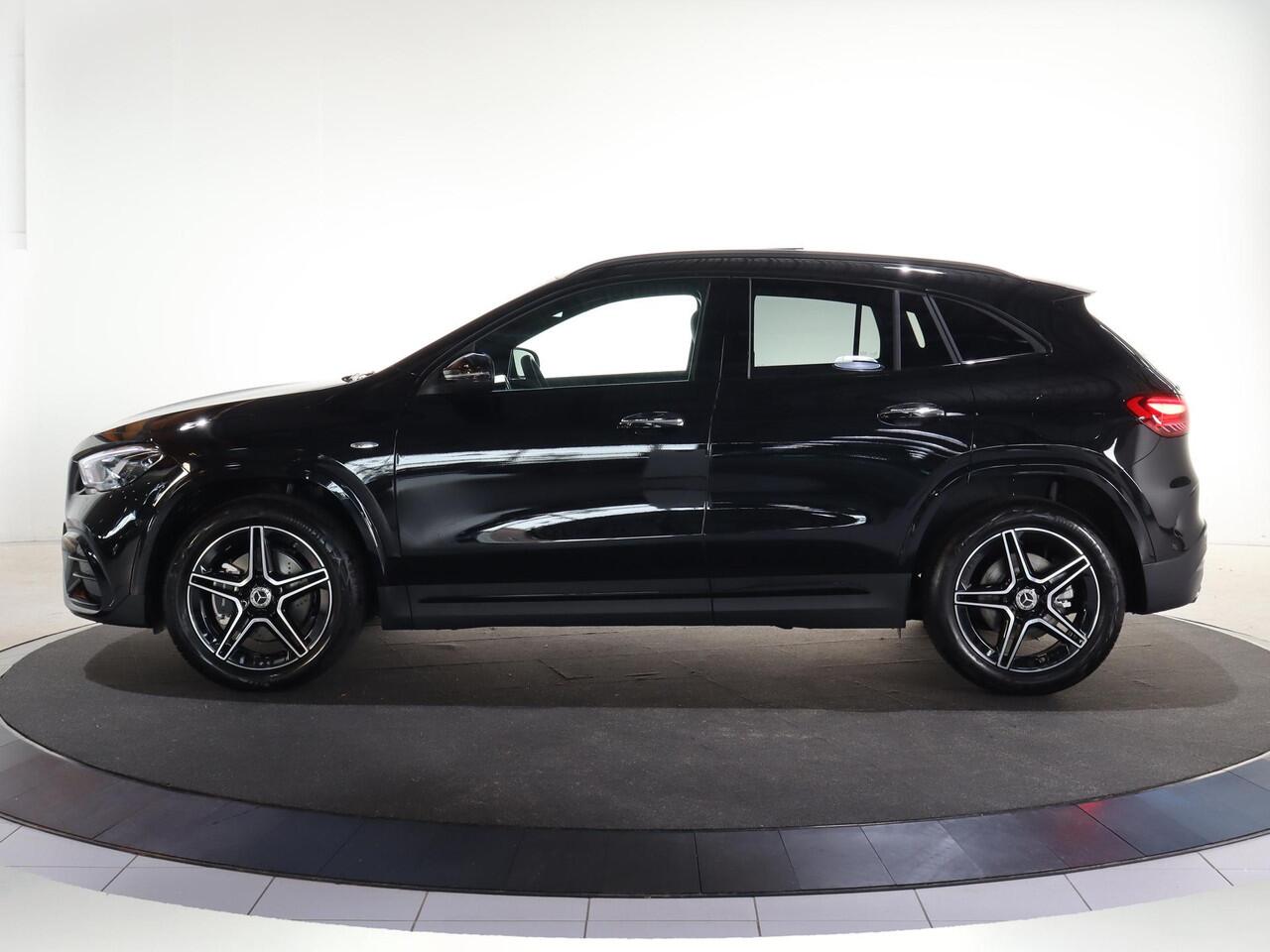 Mercedes-Benz GLA-KLASSE 250 e Business Solution AMG | Nightpakket | Panoramaschuifdak | Achteruitrijcamera | Stoelverwarming | Sfeerverlichting | LED verlichting |