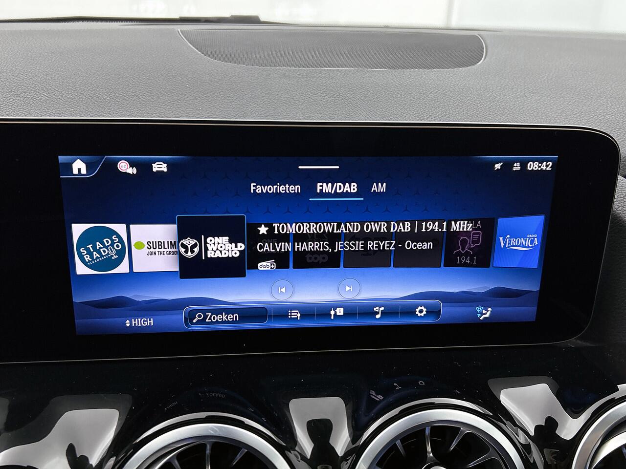 Mercedes-Benz GLA-KLASSE 250 e Plug-In Hybride | Panoramadak | Sfeerverlichting | Memory Voorstoelen | MultiBeam Ledkoplampen | Stoel en Stuurverwarming. Inclusief 24 maanden MB Certified garantie voor Europa.