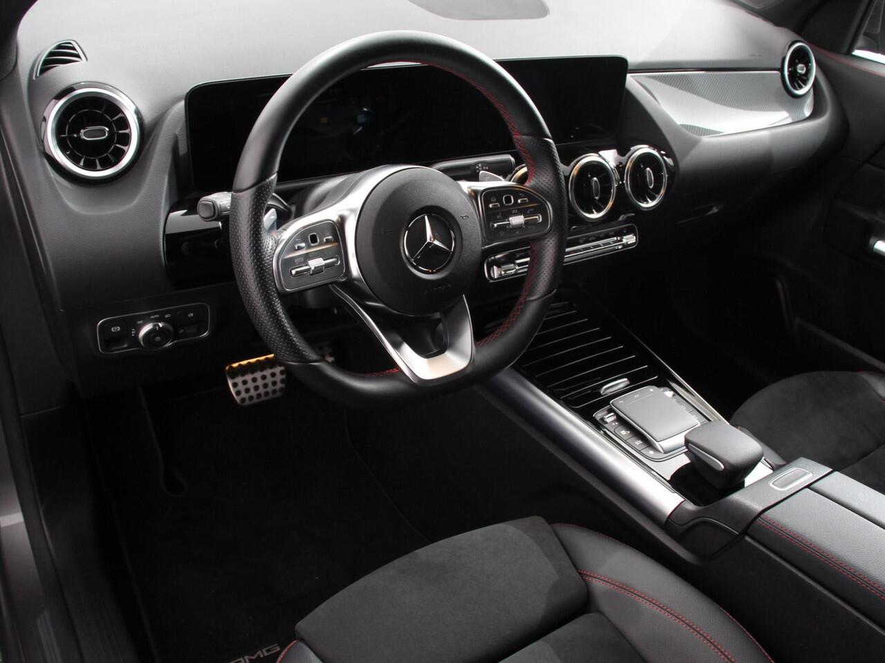 Mercedes-Benz GLA-KLASSE 200 Automaat AMG Line Nieuw model! | Navigatie | Climate Control | Camera | Sfeerverlichting | Half leder/alcantara | Led | Electrische achterklep | 19"Lichtmetalen velgen