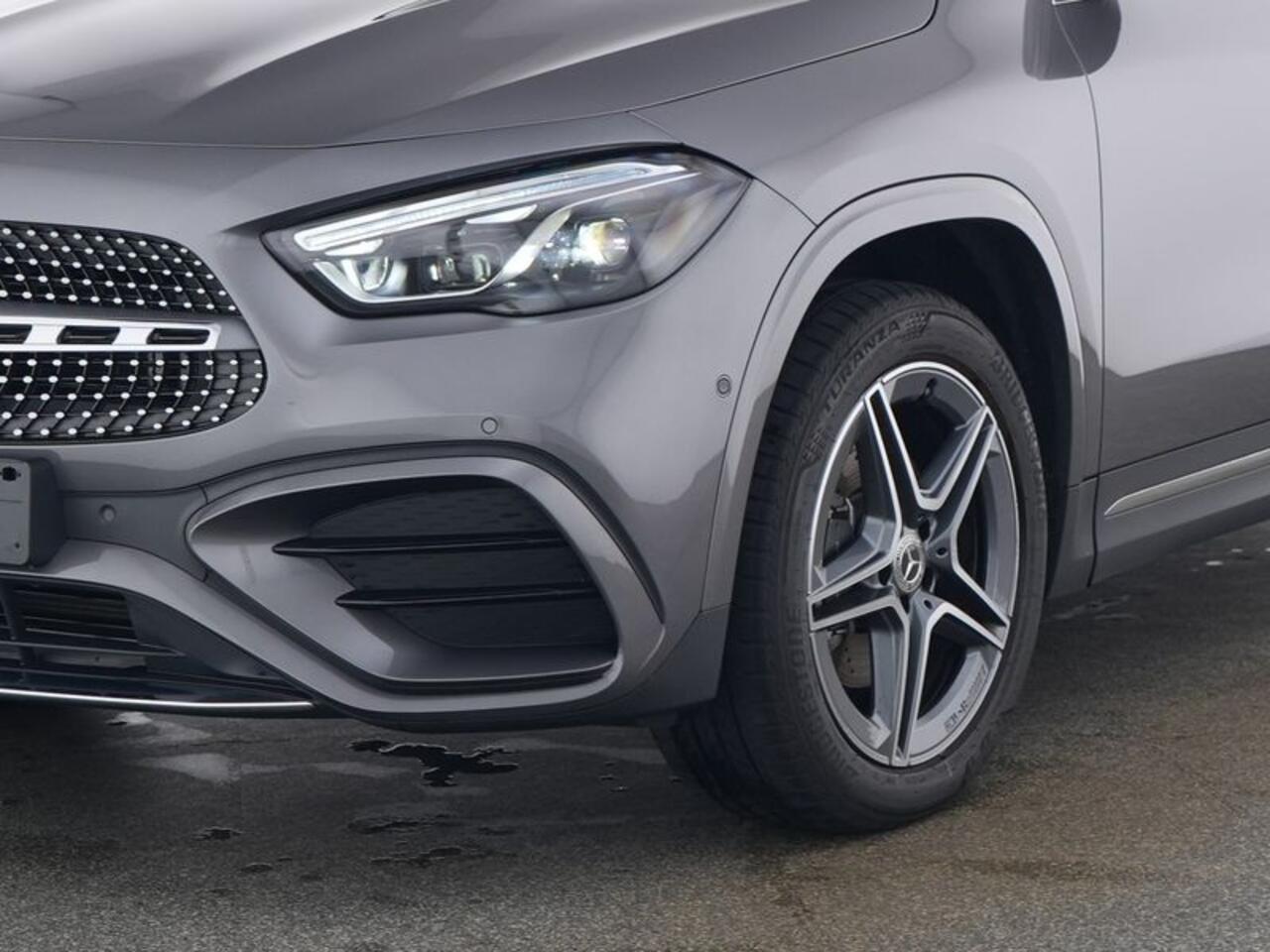 Mercedes-Benz GLA-KLASSE 250 e AMG Plug-In Hybride Trekhaak | AMG Line Premium | Sfeerverlichting | Distronic | MultiBeam Ledkoplampen | Stuur en Stoelverwarming. Inclusief 24 maanden Mercedes-Benz Certified garantie voor Europa.