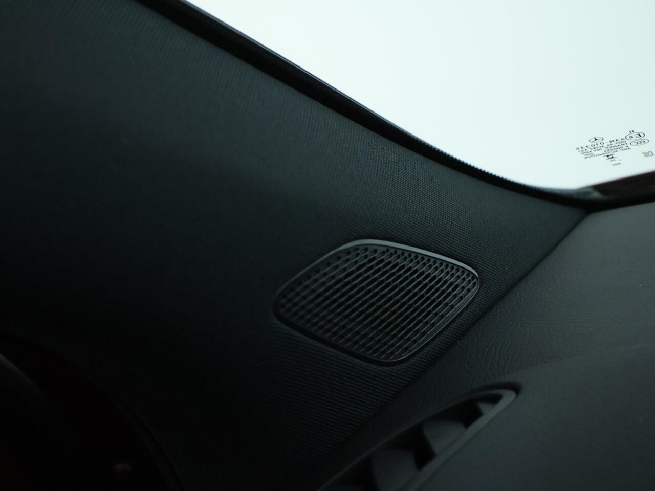 Mercedes-Benz GLA-KLASSE 250 e Plug-In Hybride | Trekhaak | Night Pakket | Sfeerverlichting | 11 kW Laden | Stuur en Stoelverwarming | Inclusief 24 maanden MB Certified garantie voor Europa.