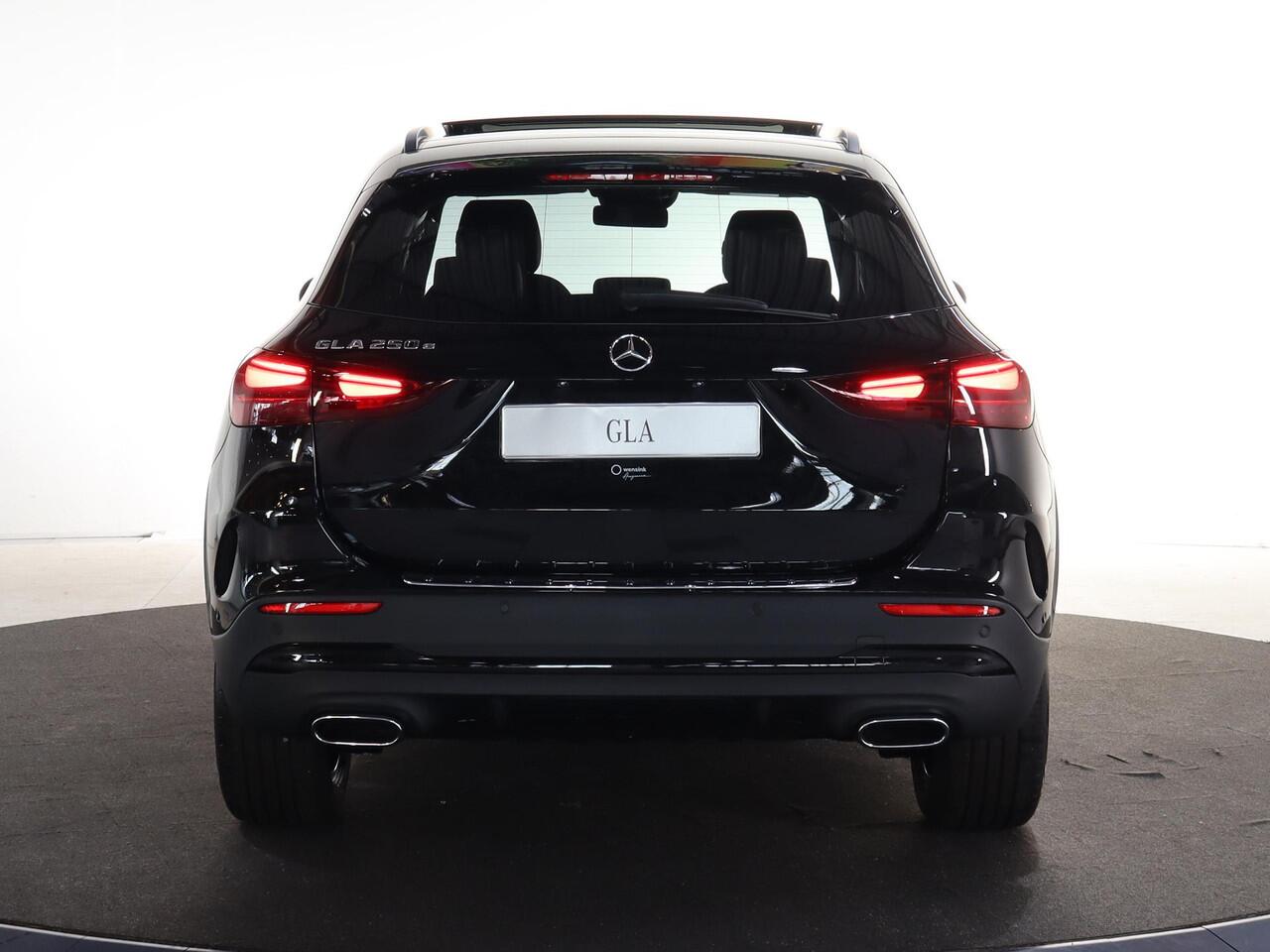 Mercedes-Benz GLA-KLASSE 250 e Business Solution AMG | Nightpakket | Panoramaschuifdak | Achteruitrijcamera | Stoelverwarming | Sfeerverlichting | LED verlichting |