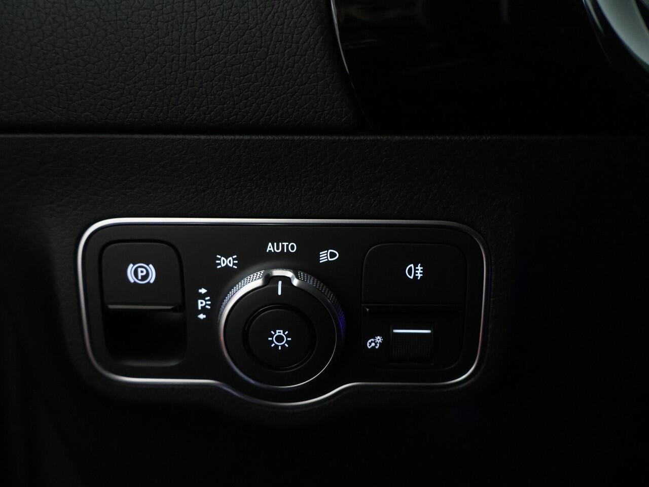 Mercedes-Benz GLA-KLASSE 250 e AMG Plug-In Hybride | AMG Line Premium Plus | Trekhaak | Distronic | Panorama Schuif-Kanteldak | 11 kW Laden | Stuur en Stoelverwarming. Inclusief 24 maanden MB Certified garantie voor Europa.