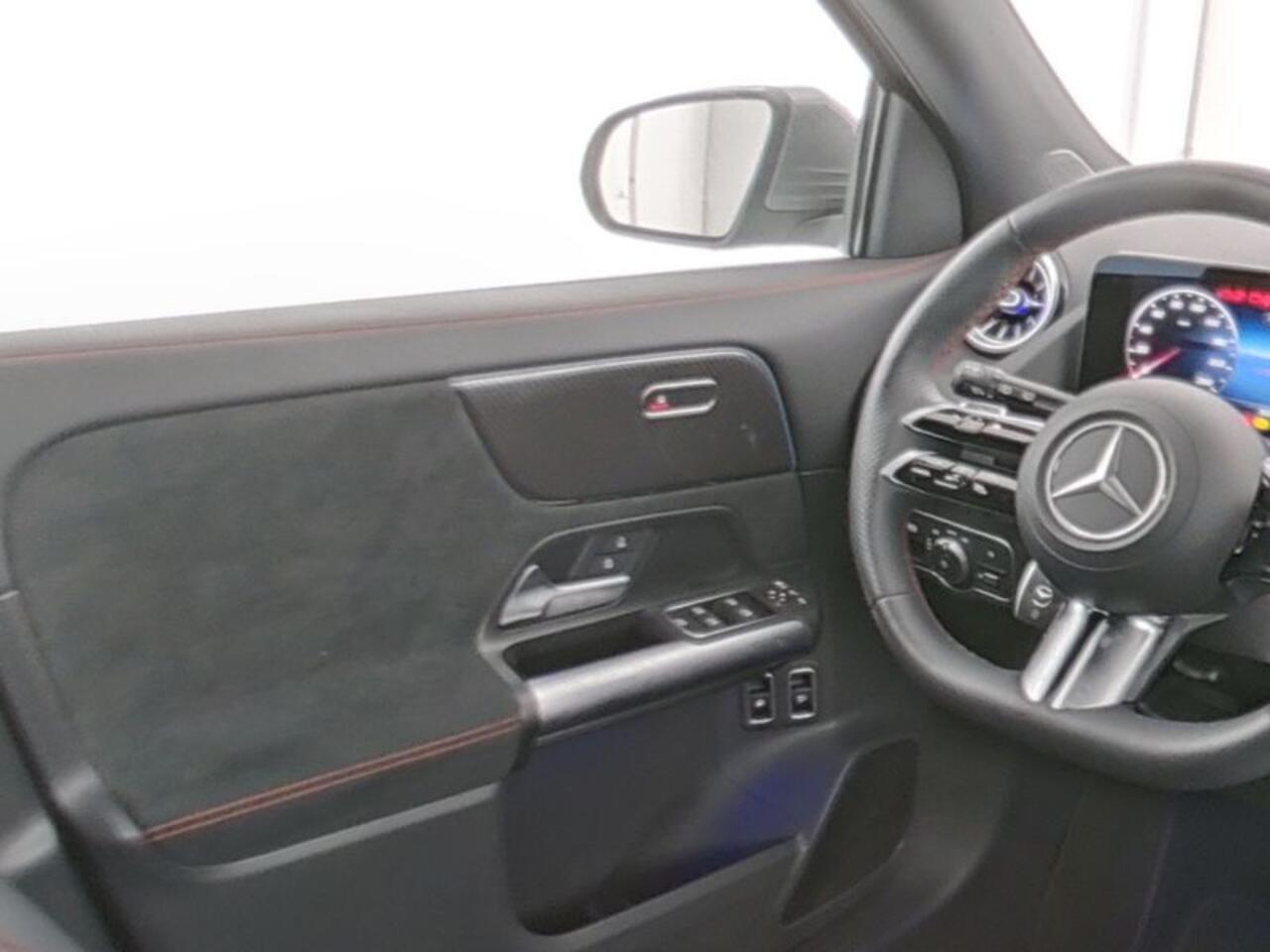 Mercedes-Benz GLA-KLASSE 250 e AMG Plug-In Hybride Trekhaak | AMG Line Premium | Sfeerverlichting | Distronic | MultiBeam Ledkoplampen | Stuur en Stoelverwarming. Inclusief 24 maanden Mercedes-Benz Certified garantie voor Europa.