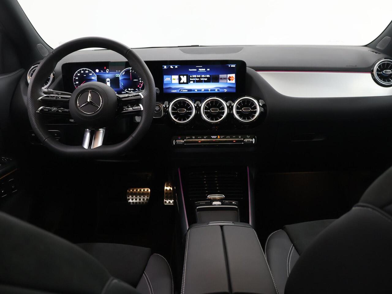 Mercedes-Benz GLA-KLASSE 250 e AMG Line | Night | Panoramadak | Trekhaak | 20 inch | Memory | Sfeerverlichting |