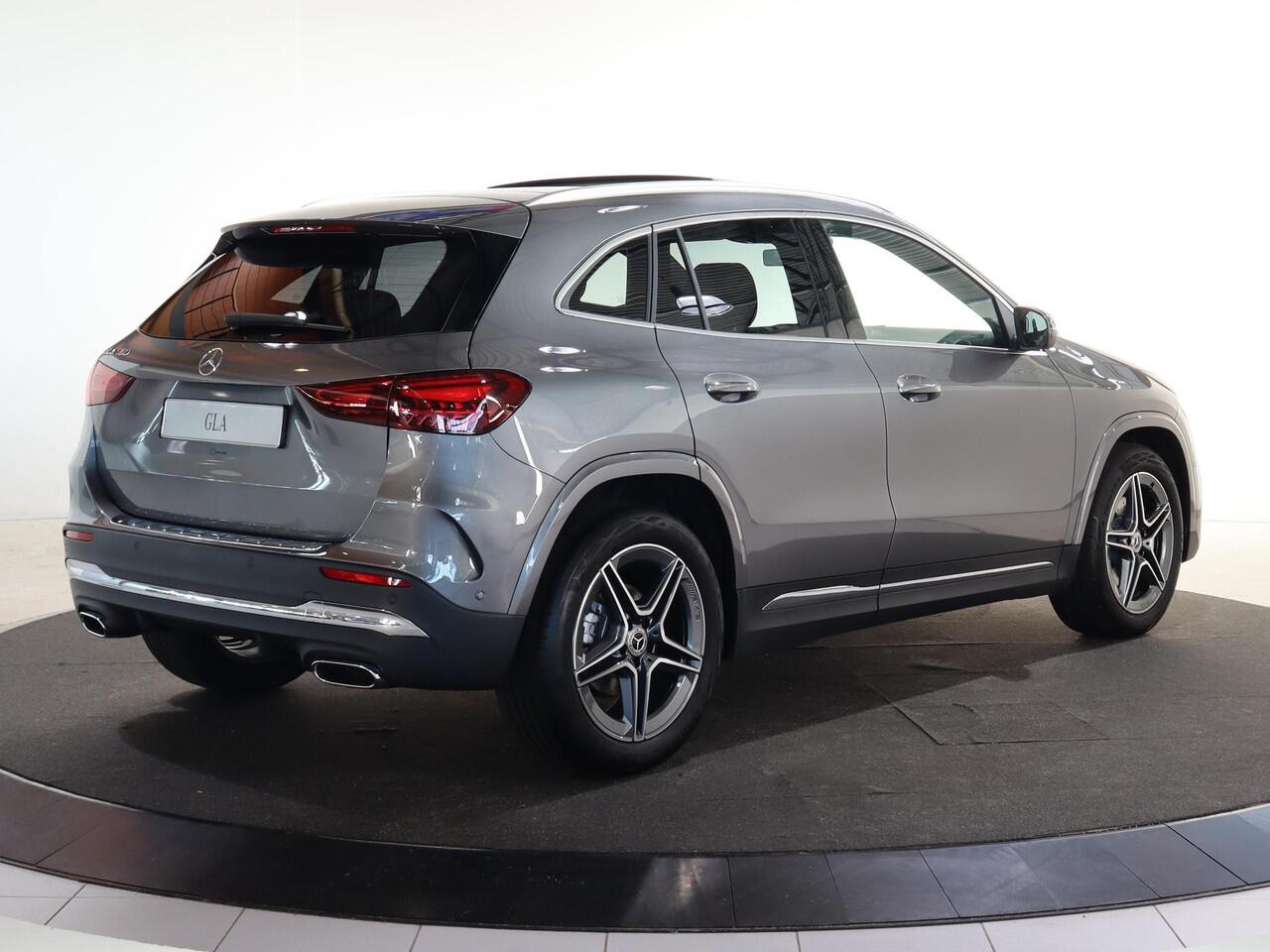 Mercedes-Benz GLA-KLASSE 180 Business Solution AMG | Panoramaschuifdak | Trekhaak | Premium Plus | Head-Up | 360° camera | Dodehoekassistent |