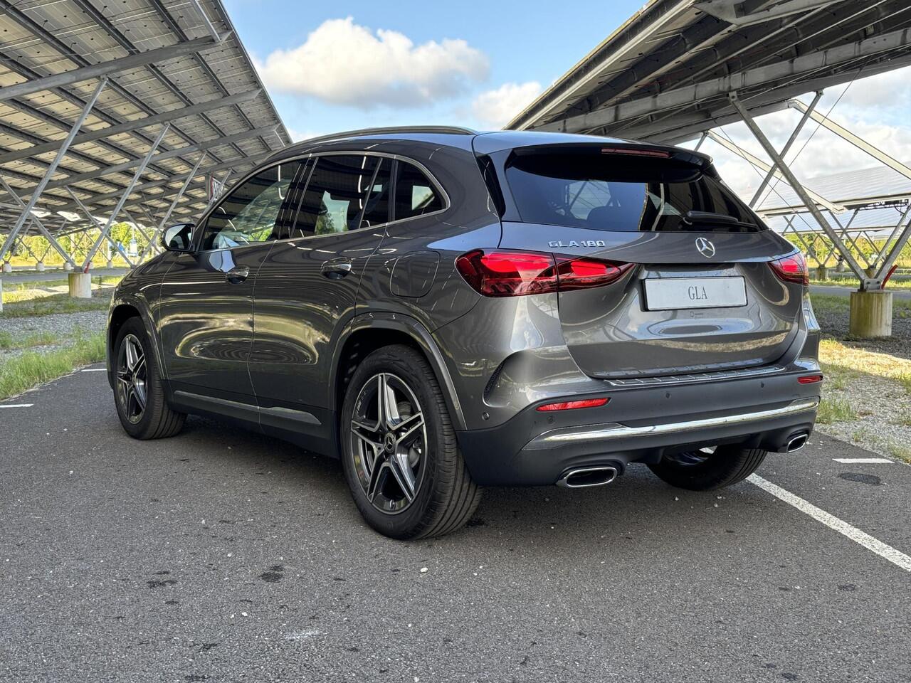 Mercedes-Benz GLA-KLASSE 180 Business Solution AMG | Panoramadak | Memory stoelen | Head-up display | Trekhaak | 360 camera | Sfeerverlichting |