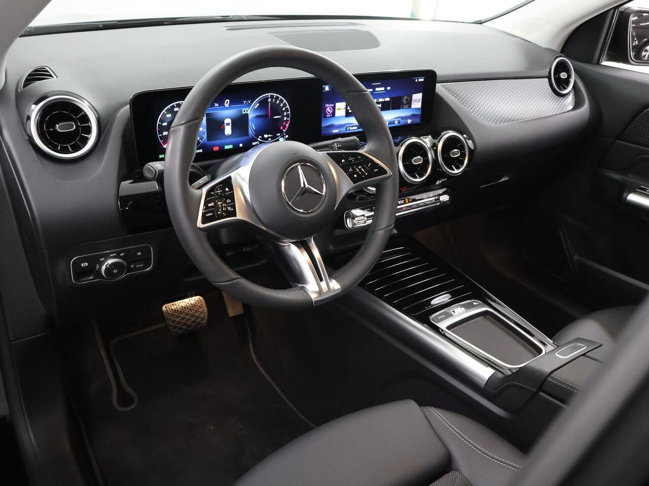 Mercedes-Benz GLA-KLASSE 250 e Luxury Line | Night | Trekhaak | 360 camera | Stuurverwarming | Stoelverwarming |