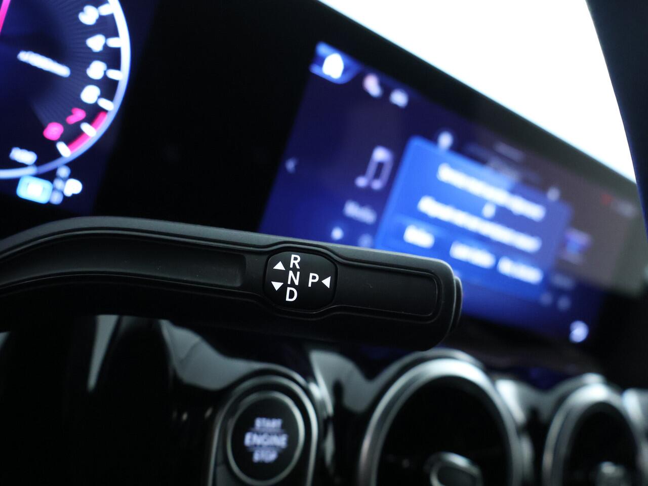 Mercedes-Benz GLA-KLASSE 250e Luxury Line Parkeersensoren + achteruitrijcamera | Spiegel pakket | Easy Pack achterklep | Winter pakket : Stuur en Stoelverwarming. Inclusief 24 maanden MB Certified garantie voor Europa.