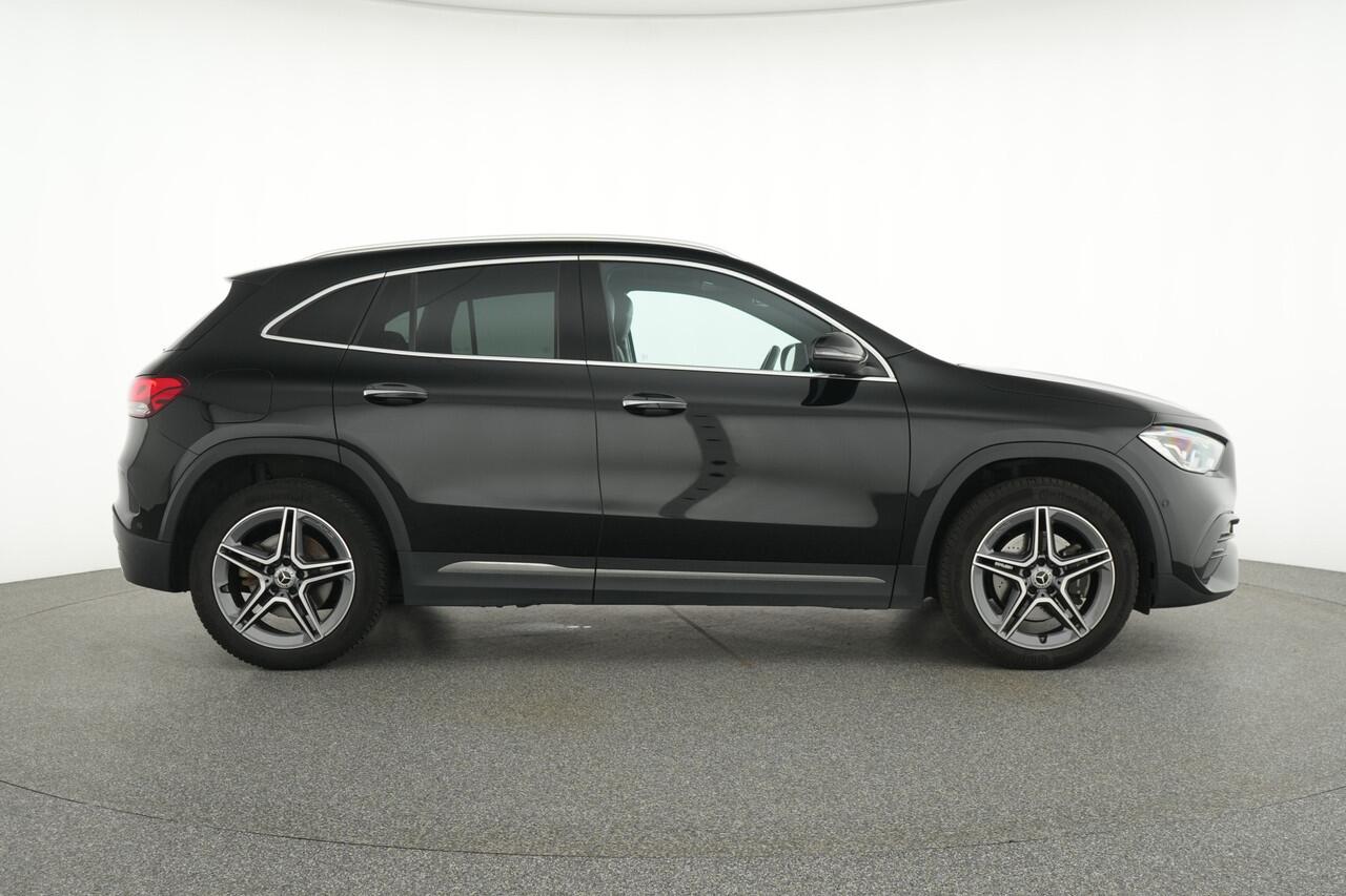 Mercedes-Benz GLA-KLASSE 250 e AMG Plug-In Hybride | Panoramadak | Trekhaak | Sfeerverlichting | Keyless Go | Parkeerpakket met Camera | Inclusief 24 maanden Mercedes-Benz Certified garantie voor Europa.
