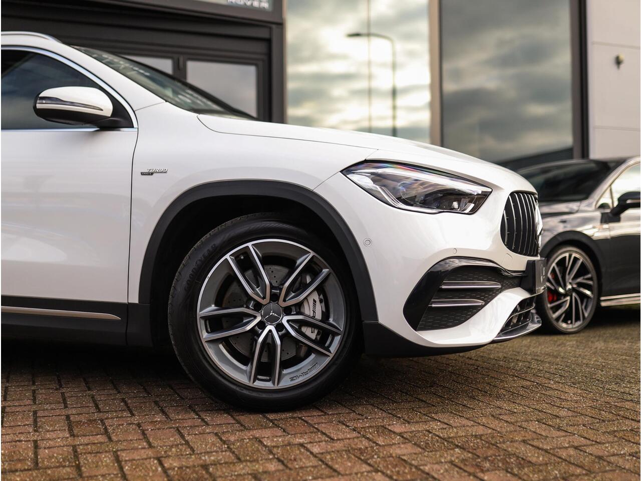 Mercedes-Benz GLA-KLASSE AMG 35 4MATIC | Trekhaak | Camera | Pano | Sfeerverlichting | Stoelverw.