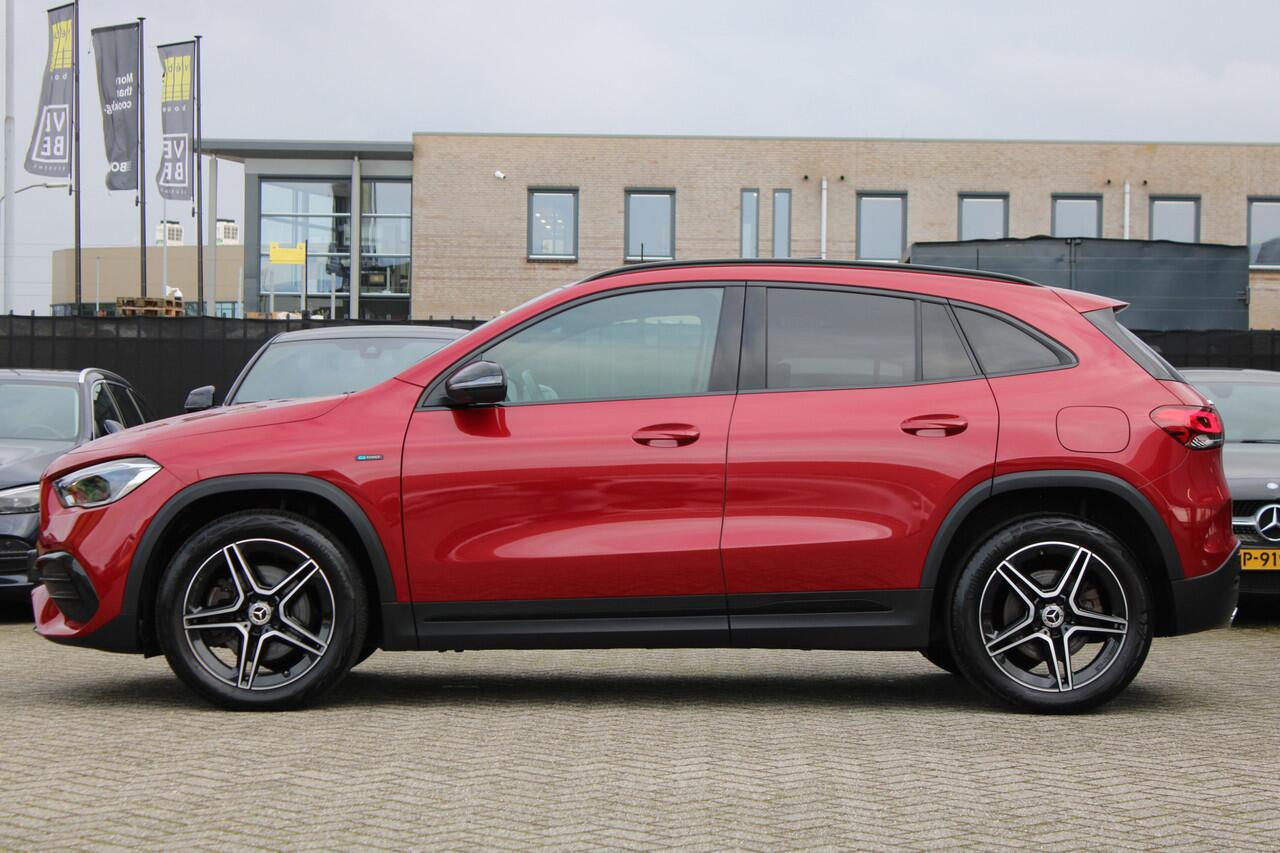 Mercedes-Benz GLA-KLASSE 250e AUT8 AMG NIGHT PAKKET PANORAMADAK DISTRONIC MEMORY SFEER 360-CAMERA TREKHAAK