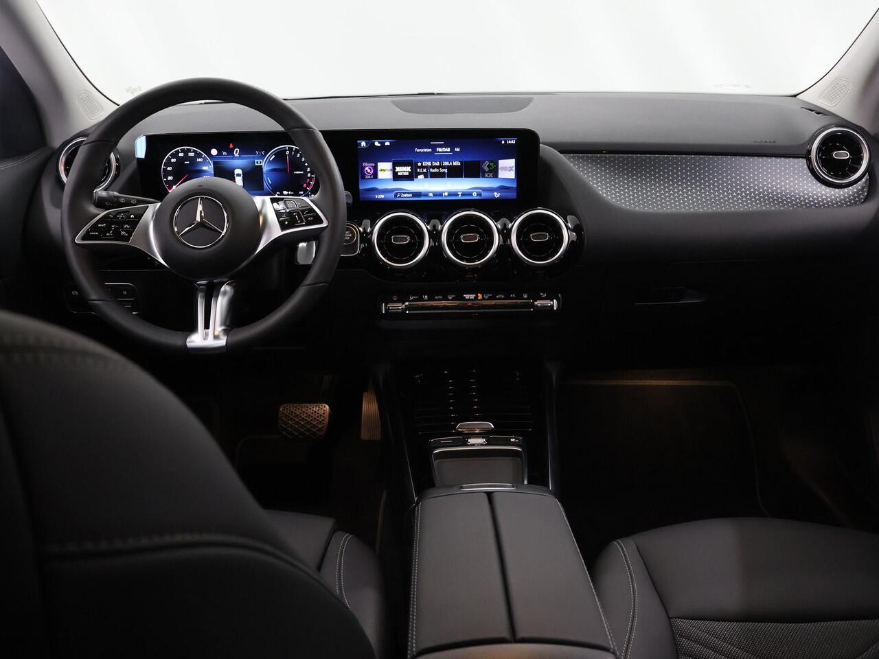 Mercedes-Benz GLA-KLASSE 250 e Luxury Line | Night | Trekhaak | 360 camera | Stuurverwarming | Stoelverwarming |