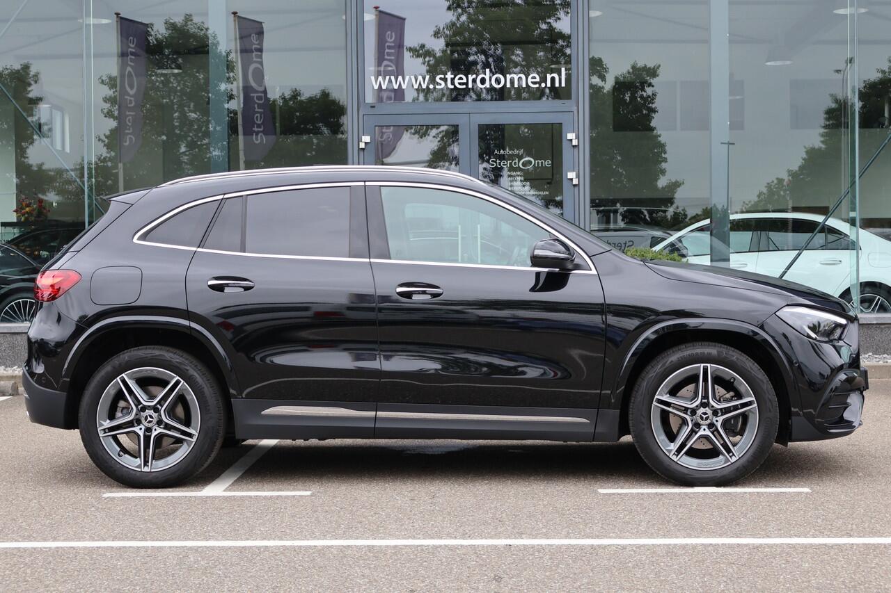 Mercedes-Benz GLA-KLASSE 250 e AMG Line l Facelift l Panoramadak l MBUX l Camera l Dode hoek assistent l Keyless Go l LED Adaptief l Sfeerverlichting l Winterpakket l I Stuur/stoel verwarming I Elektrische kofferklep I Electr. bedienbare achterklep l Stoelverwarming l