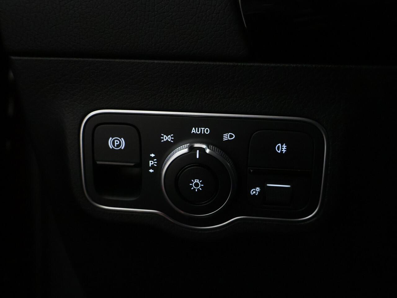 Mercedes-Benz GLA-KLASSE 250 e Plug-In Hybride | Trekhaak | Night Pakket | Sfeerverlichting | 11 kW Laden | Stuur en Stoelverwarming | Inclusief 24 maanden MB Certified garantie voor Europa.