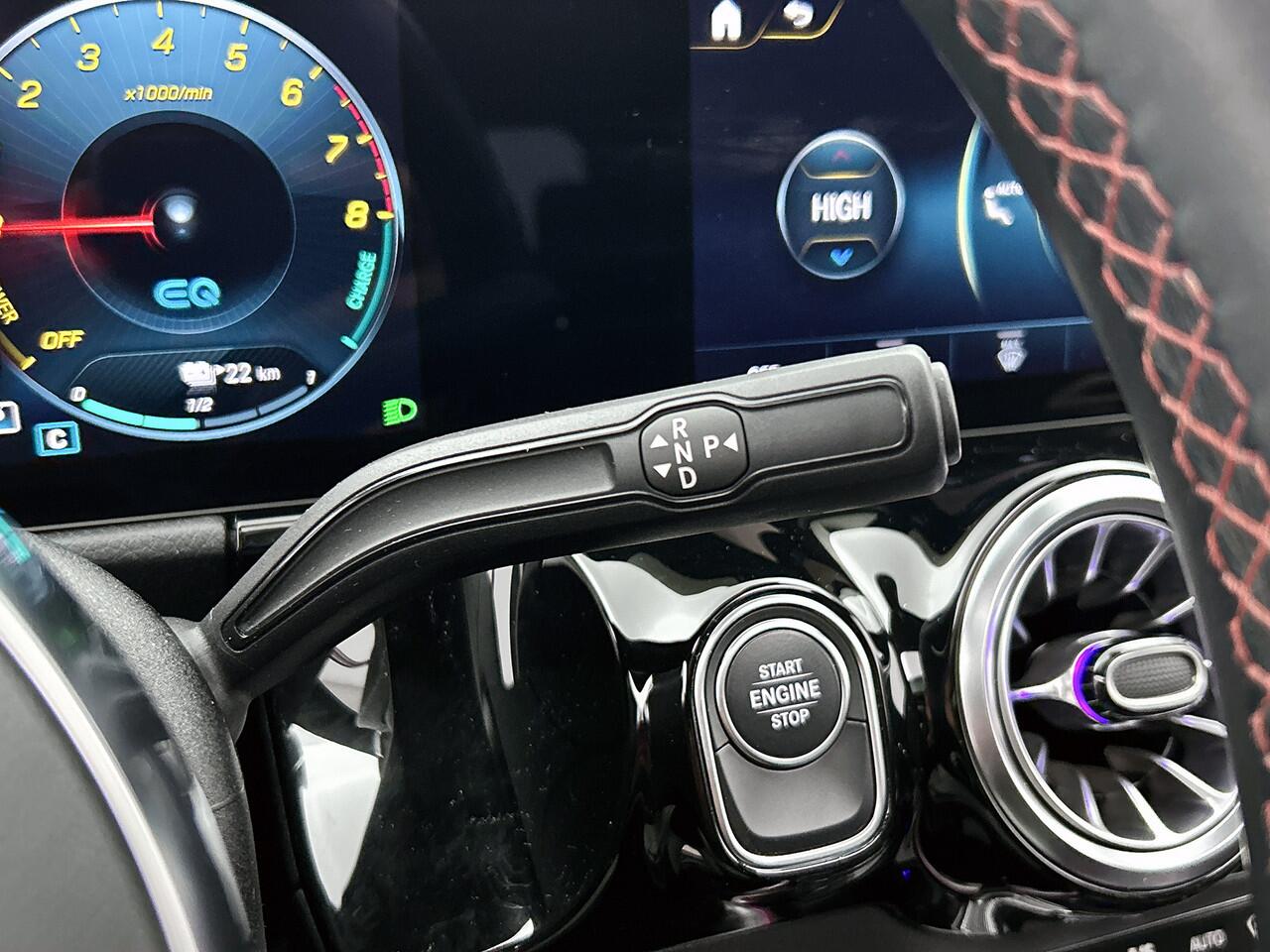 Mercedes-Benz GLA-KLASSE 250 e AMG Plug-In Hybride Panoramadak | 5 spaaks lichtmetalen velgen | elect. bed. Voorstoelen met memory | Trekhaak wegklapbaar | Navigatie | Parkig support met camera achter Inclusief 24 maanden Mercedes-Benz Certified garantie voor Europa.