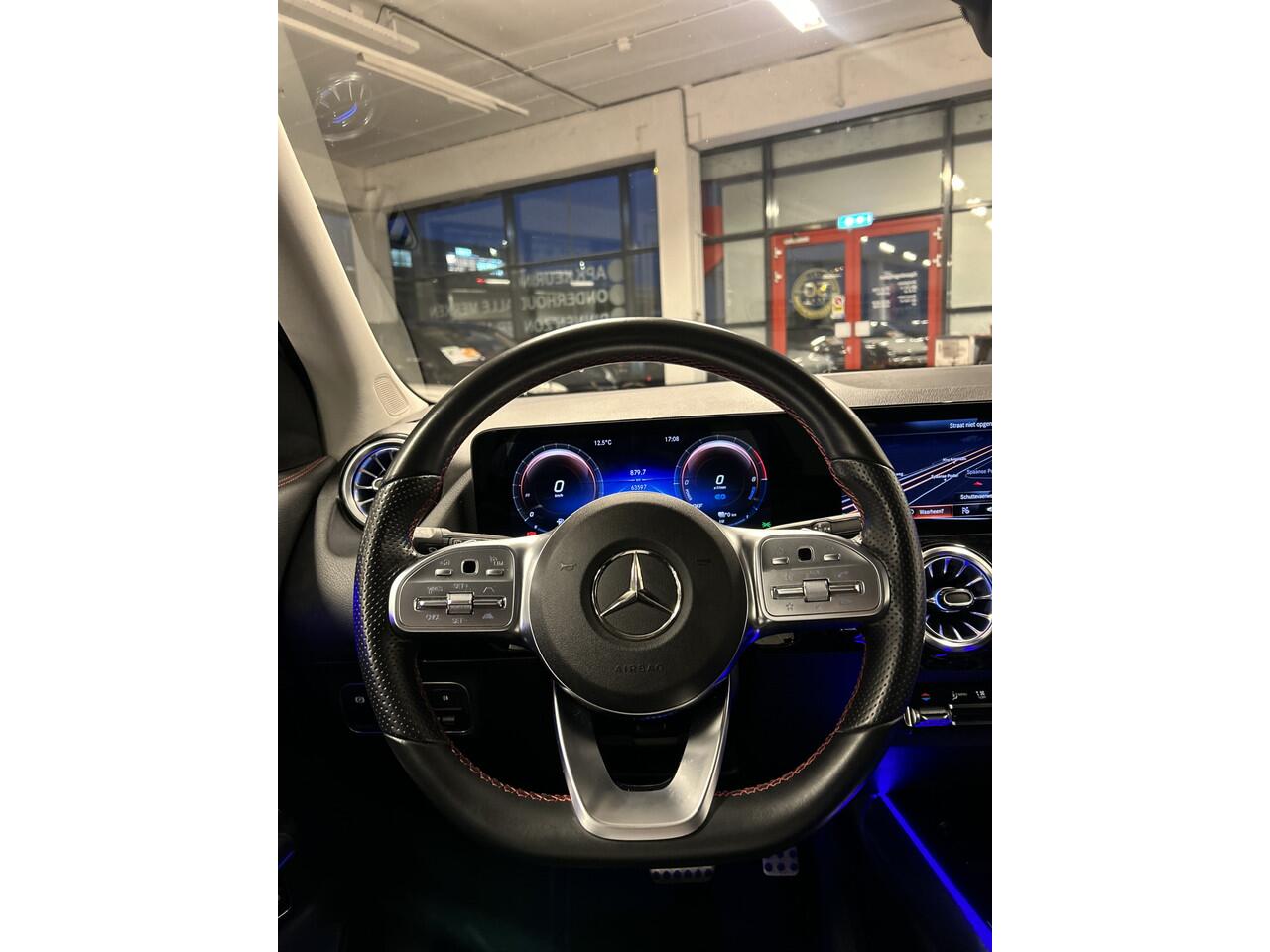 Mercedes-Benz GLA-KLASSE 250 e AMG Line | Adaptive cruise control | Sfeerverlichting | Lane assist | Dodehoeksdetectie | Apple carplay | Stoelverwarming | Lederen/Alcantara bekleding