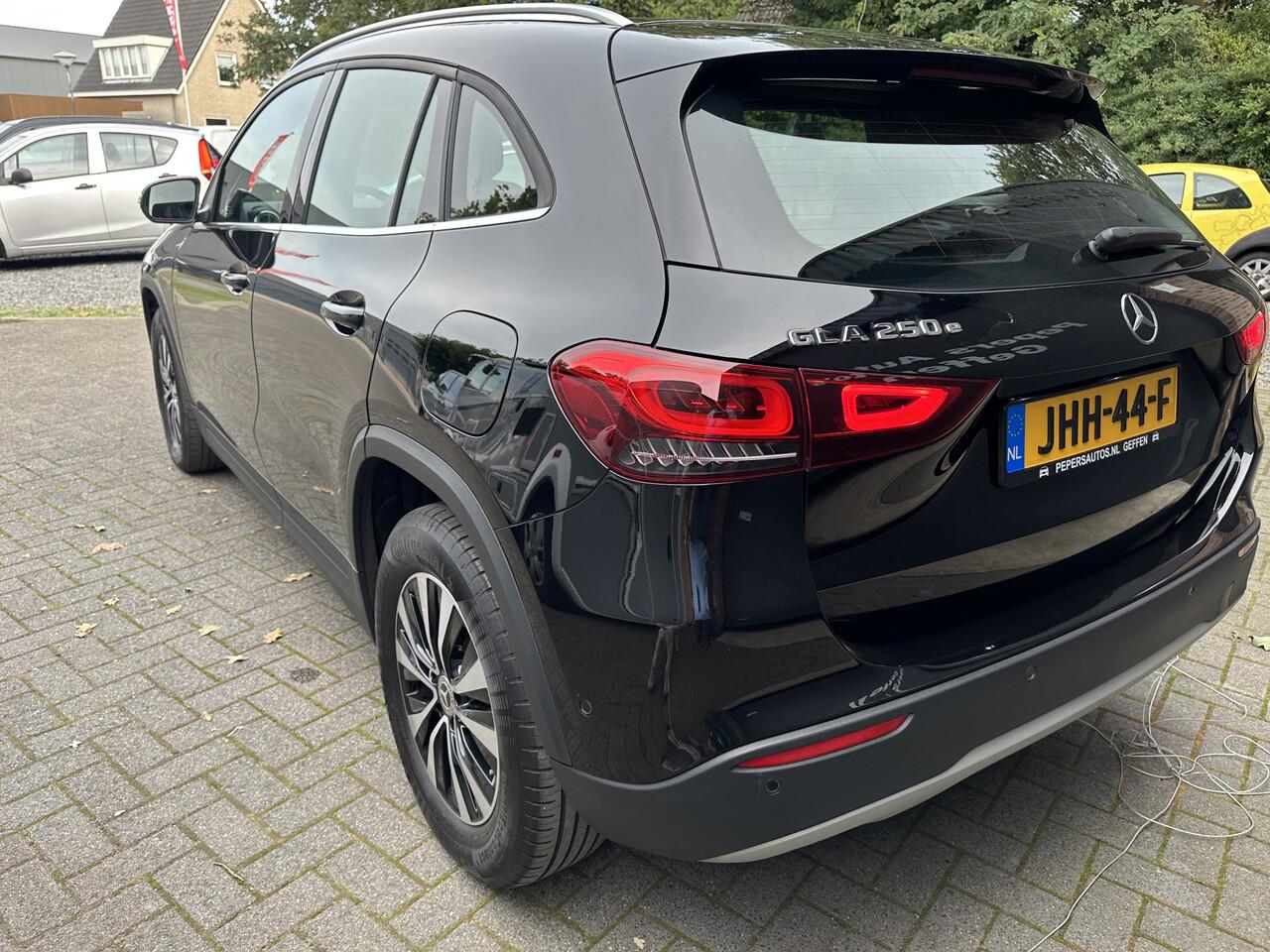 Mercedes-Benz GLA-KLASSE 250 e AMG Line Plug In Hybrid 1e Eigenaar Camera Stoelverwarming