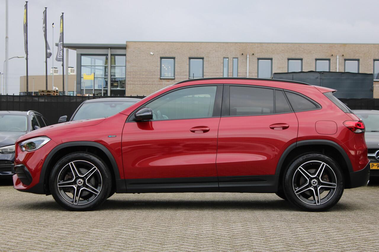 Mercedes-Benz GLA-KLASSE 250e AUT8 AMG NIGHT PAKKET PANORAMADAK DISTRONIC MEMORY SFEER 360-CAMERA TREKHAAK