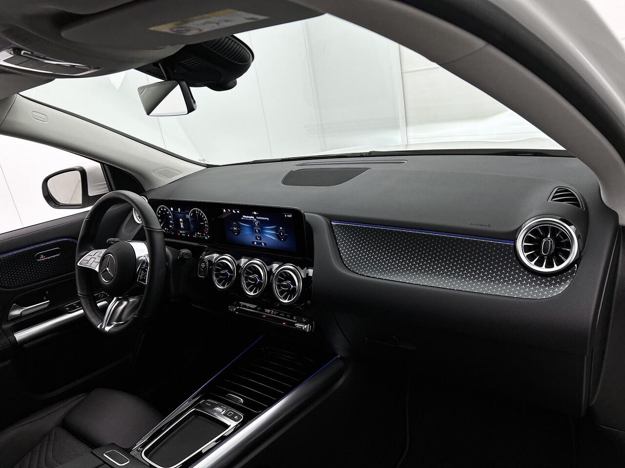 Mercedes-Benz GLA-KLASSE 250 e Plug-In Hybride | Trekhaak | Sfeerverlichting | Achteruitrijcamera | Keyless-Go | Led koplampen | Stuur en Stoelverwarming. Inclusief 24 maanden MB Certified garantie voor Europa.