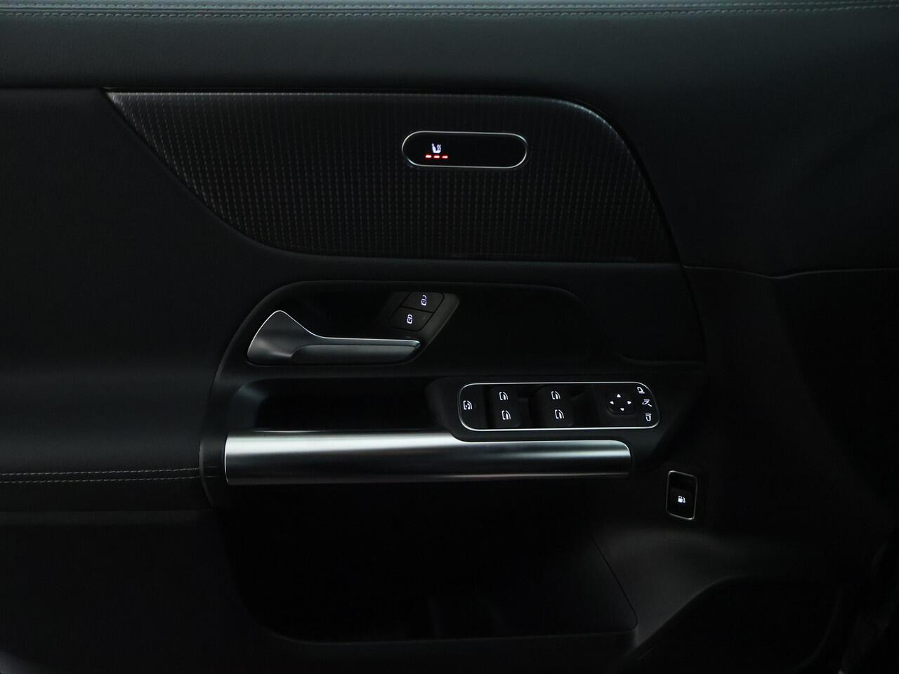 Mercedes-Benz GLA-KLASSE 250 e Plug-In Hybride Trekhaak | Night Pakket |Stoelverwarming voor | Distronic | Achteruitrijcamera | Keyless go | Dodehoek Assist.. Inclusief 24 maanden MB Certified garantie voor Europa.