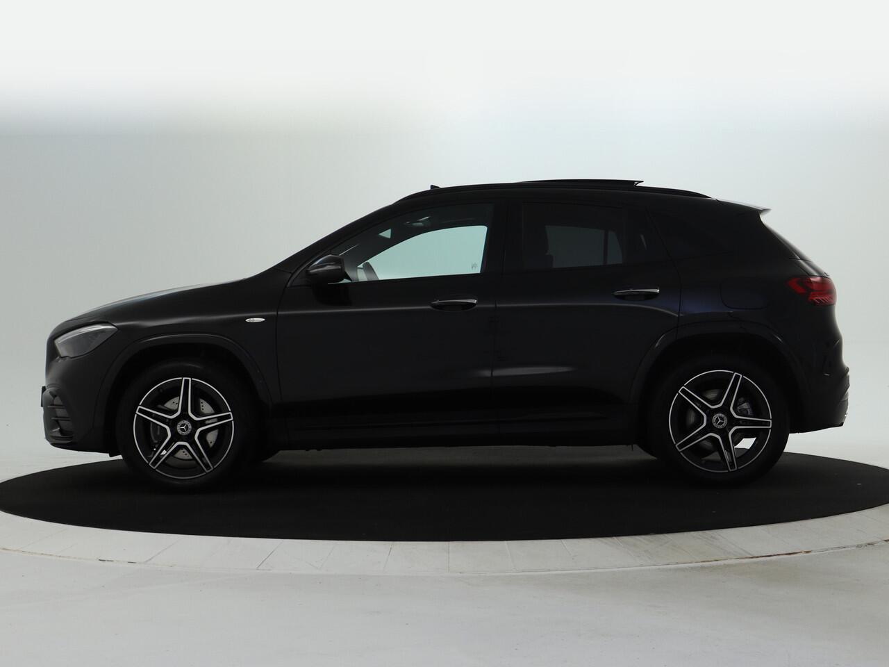 Mercedes-Benz GLA-KLASSE 250 e AMG Plug-In Hybride AMG Line | Night Pakket | Panorama Schuif-Kanteldak | 11kW Laden | Stuur en Stoelverwarming. Inclusief 24 maanden Mercedes-Benz Certified garantie voor Europa.