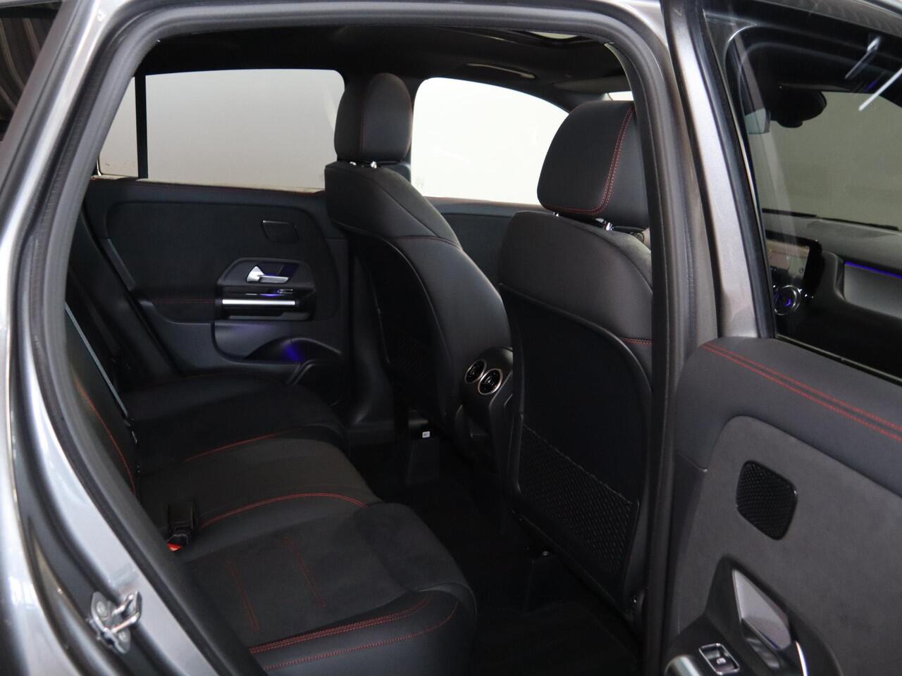 Mercedes-Benz GLA-KLASSE 180 Business Solution AMG | Panoramaschuifdak | Trekhaak | Premium Plus | Head-Up | 360° camera | Dodehoekassistent |