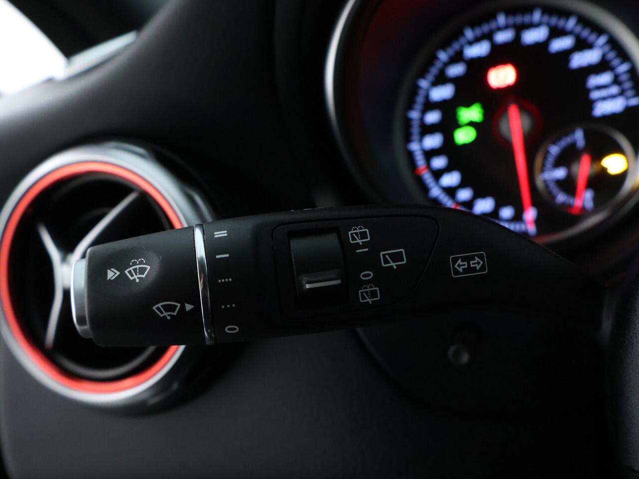 Mercedes-Benz GLA-KLASSE 180 Business Solution AMG | Achteruitrijcamera | Navigatie | Stoelverwarming | Klimaatregeling | Inclusief 24 Maanden Garantie