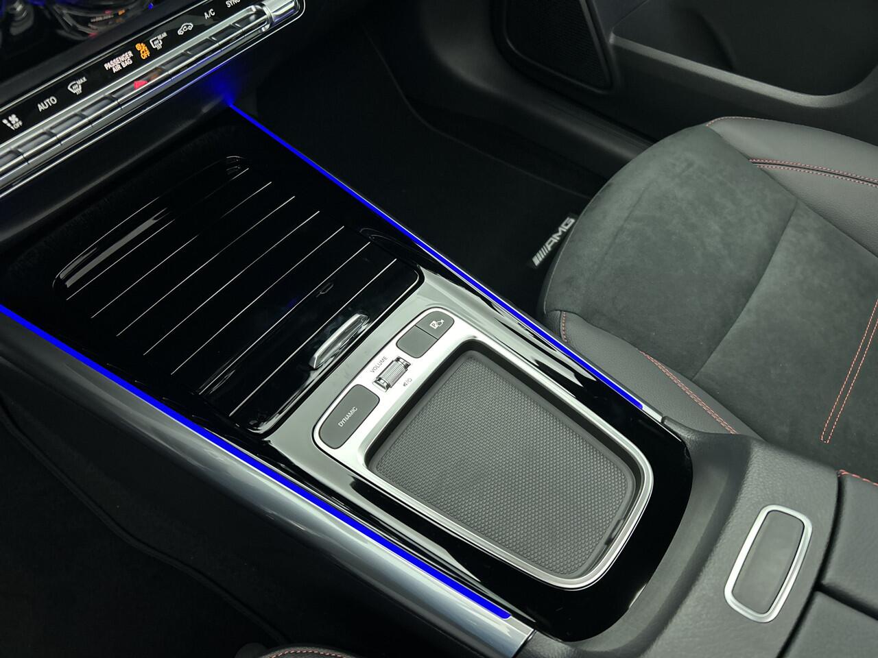 Mercedes-Benz GLA-KLASSE 180 Business Solution AMG | Nightpakket | Trekhaak | Smartphone Integratie | Panoramaschuifdak | Stoelverwarming | Multibeam LED | Keyless-Go comfortpakket |