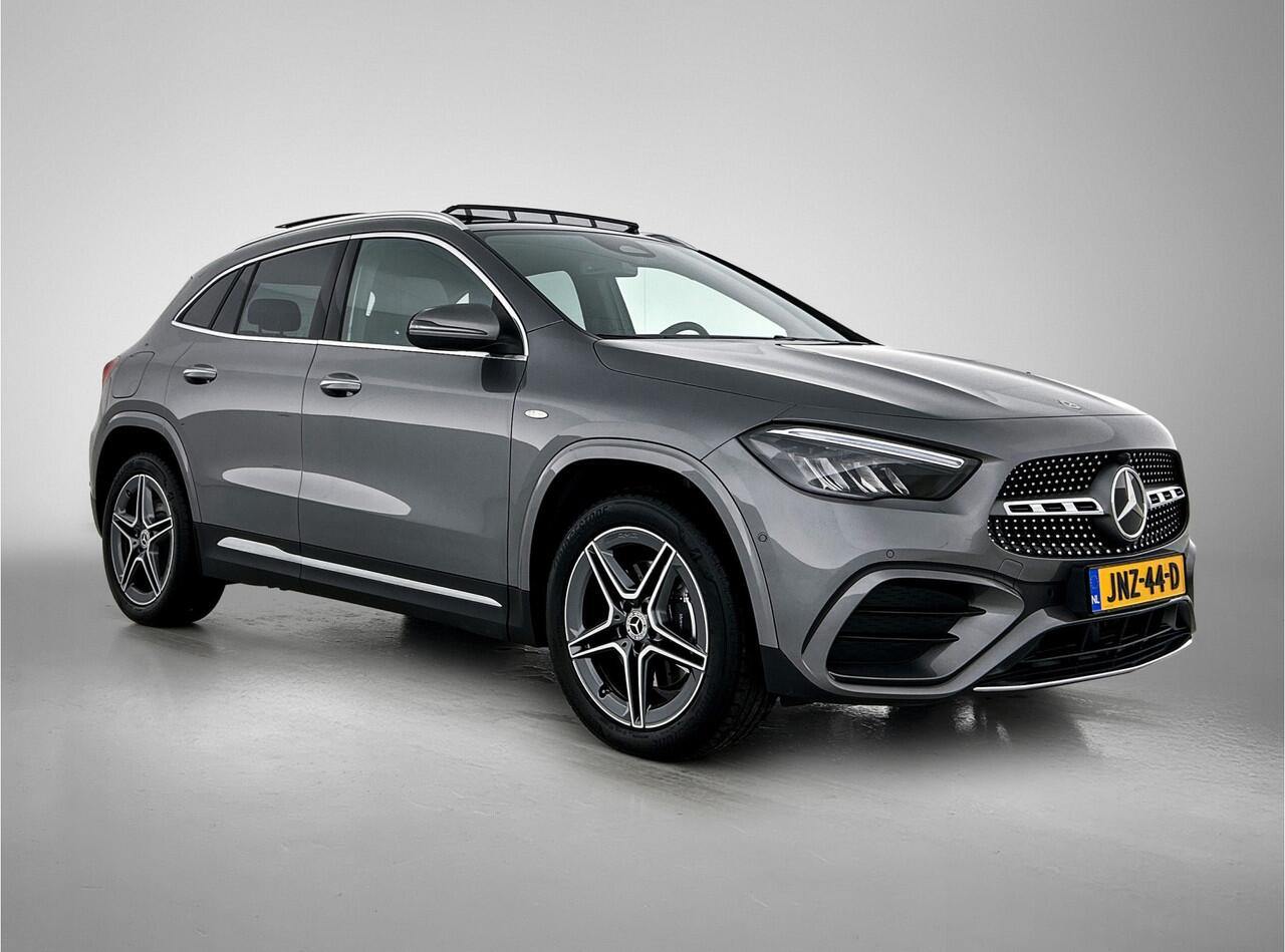 Mercedes-Benz GLA-KLASSE 250 e AMG Plug-In Hybride AMG Line | Panorama Schuif-Kanteldak | Sfeerverlichting | Dosehoek Assist | Stuur en Stoelverwarming. Inclusief 24 maanden MB Certified garantie voor Europa.
