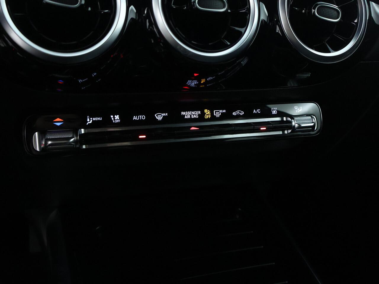 Mercedes-Benz GLA-KLASSE 250e Luxury Line Parkeersensoren + achteruitrijcamera | Spiegel pakket | Easy Pack achterklep | Winter pakket : Stuur en Stoelverwarming. Inclusief 24 maanden MB Certified garantie voor Europa.