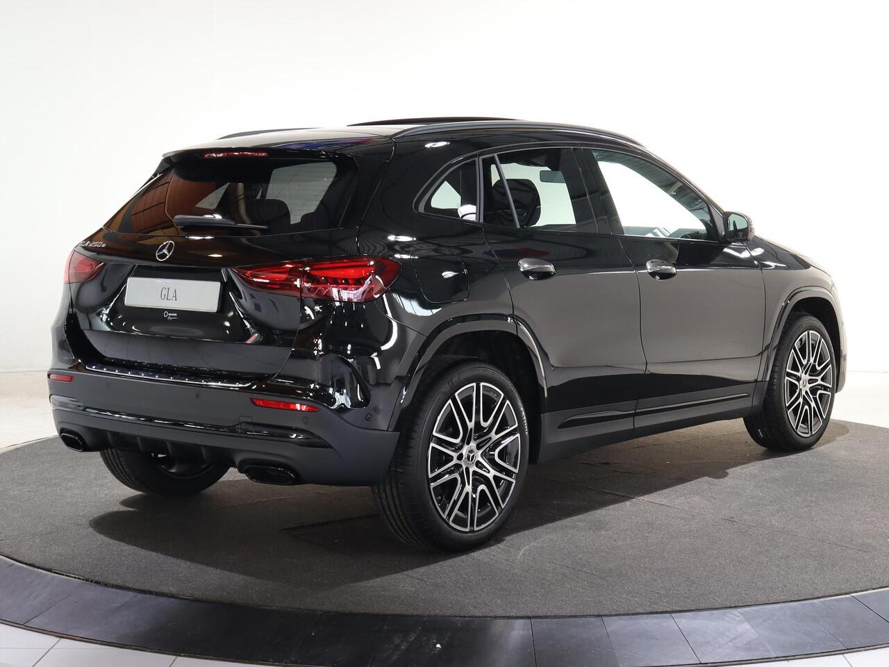 Mercedes-Benz GLA-KLASSE 250e Business Solution AMG | AMG Line plus | Panoramaschuifdak | 20" AMG-velgen | Head-Up | Parkeerpakket | Nightpakket |