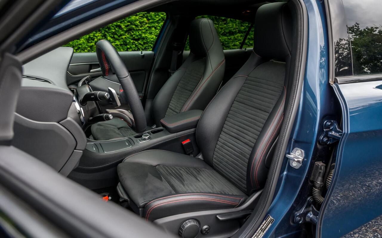 Mercedes-Benz GLA-KLASSE 180 AMG | Panorama | Night | 19" | LED | Camera | Comfort Sleutel