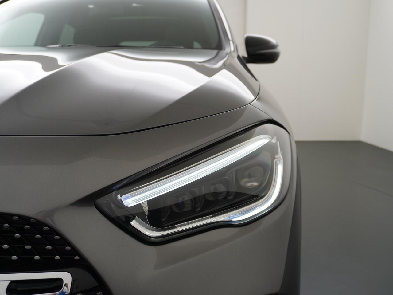 Mercedes-Benz GLA-KLASSE 250 e AMG // Panoramadak // 20" AMG Velgen // Nightpakket // Sfeerverlichting // Camera //