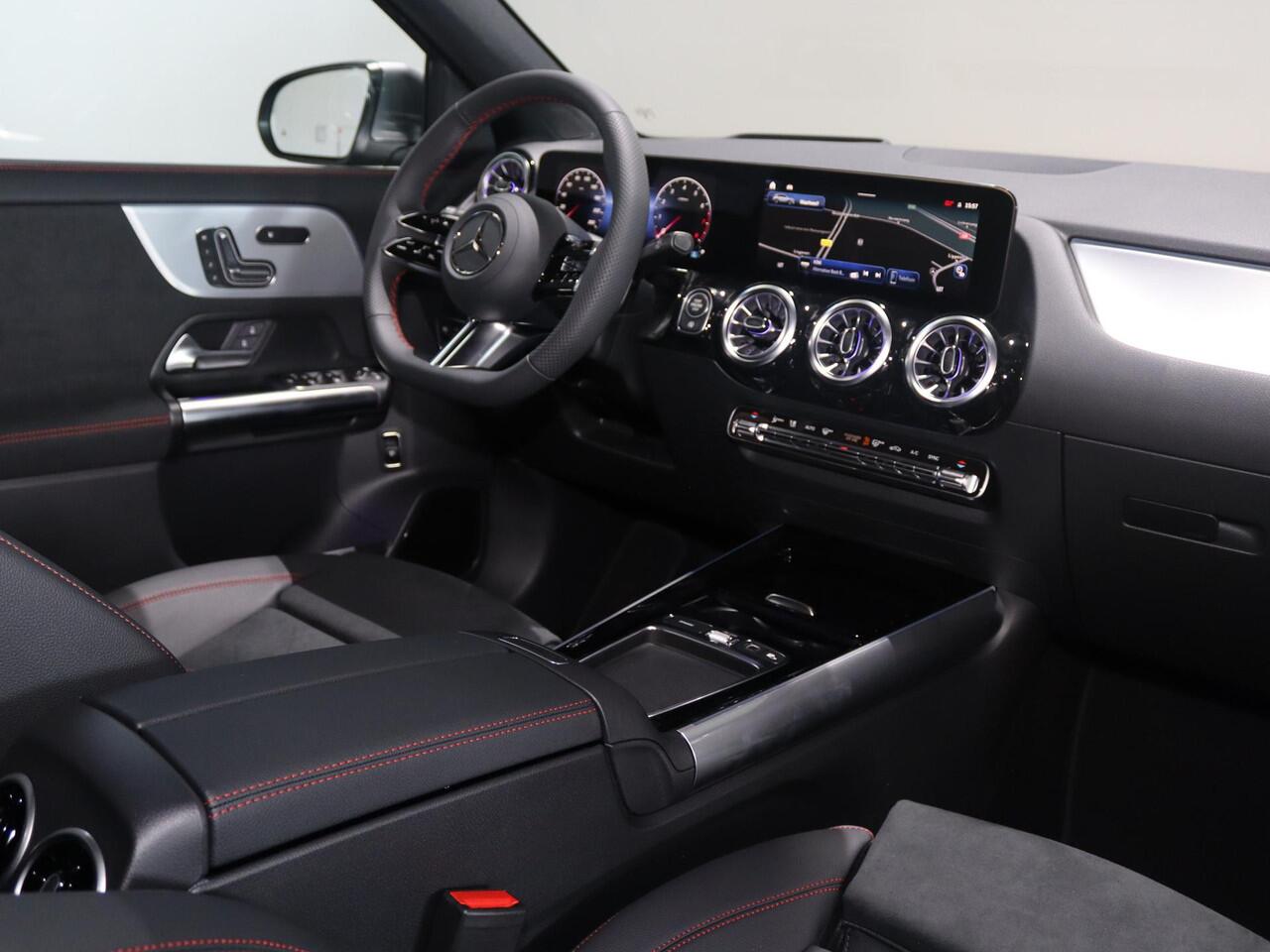 Mercedes-Benz GLA-KLASSE 180 Business Solution AMG | Panoramaschuifdak | Premium Plus | head-up display | Trekhaak