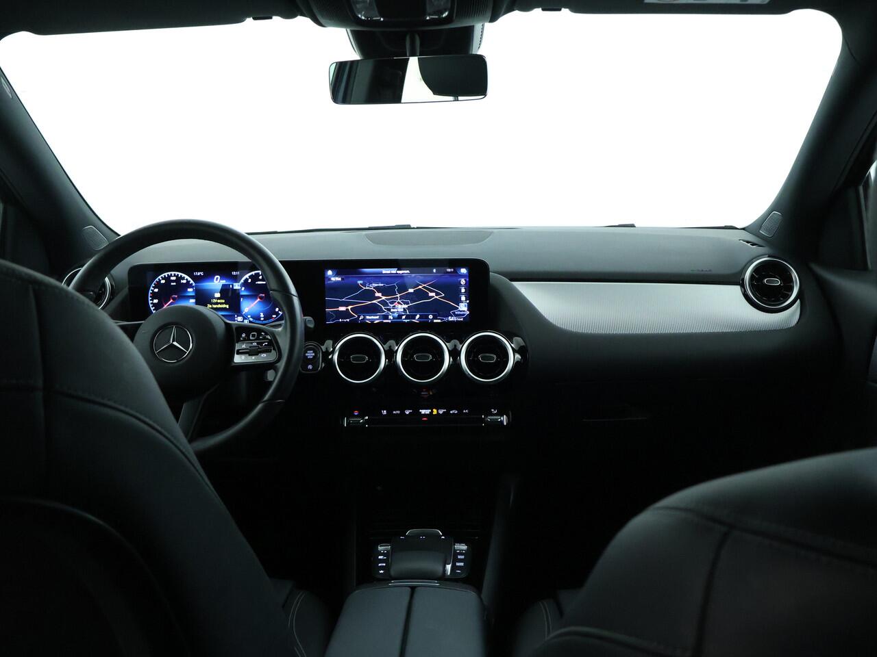 Mercedes-Benz GLA-KLASSE 180 Style | Stoelverwarming | Elektrisch bedienbare achterklep | Led koplampen | Spiegel pakket | Inclusief 24 maanden MB Certified garantie voor Europa.