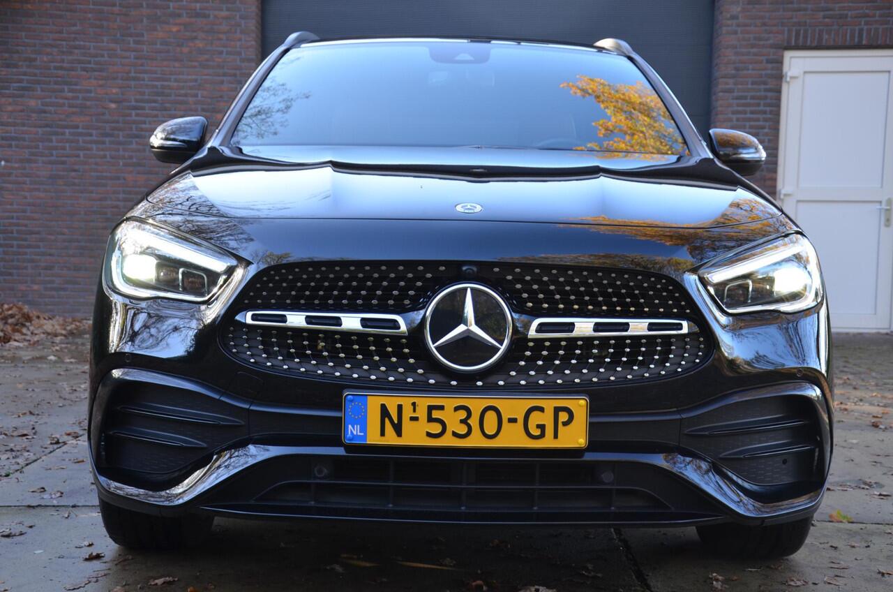 Mercedes-Benz GLA-KLASSE 200 AMG Line Automaat/Navi/Pdc/Ecc/Achteruitrijcamera/Panoramadak/Sfeerverlichting/Stoelverwarming/elektrisch verstelbare stoel(en) met geheugen/Matrix-Led/Cr-Controle/Privacy-Glass/19-Inch Lmv/Trekhaak-Afneembaar