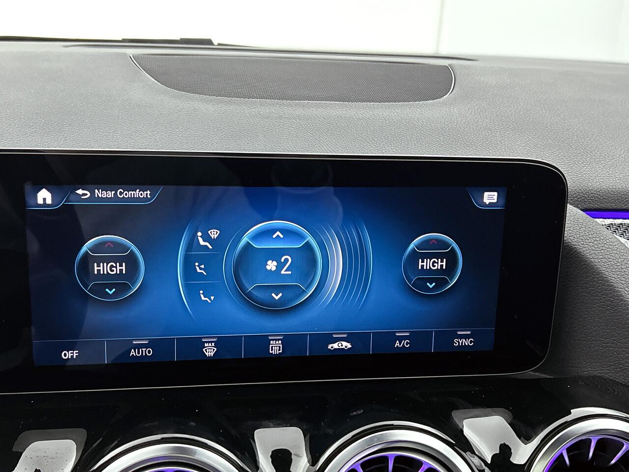 Mercedes-Benz GLA-KLASSE 200 Business Solution AMG | AMG Lne | Night Pakket | Panoramadak | Trekhaak | Sfeerverlichting. Inclusief 24 maanden MB Certified garantie voor Europa.