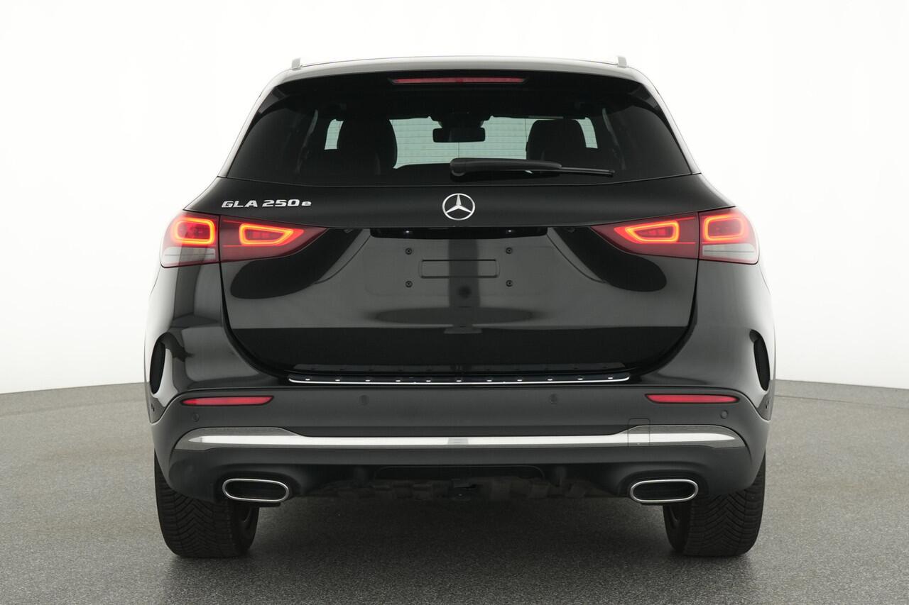 Mercedes-Benz GLA-KLASSE 250 e AMG Plug-In Hybride | Panoramadak | Trekhaak | Sfeerverlichting | Keyless Go | Parkeerpakket met Camera | Inclusief 24 maanden Mercedes-Benz Certified garantie voor Europa.