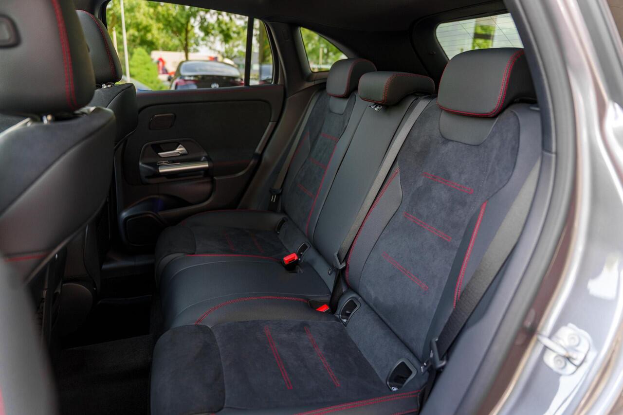 Mercedes-Benz GLA-KLASSE 180 Business Solution AMG | Premium plus pakket | Panoramadak | Memory | Trekhaak | Head-up display | Keyless go |